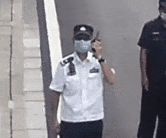 最后一次!60岁老民警含泪朝监控敬礼,这个隔空回应太感人