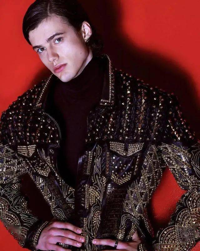 全网|191cm肌肉男模私照火遍全网，1亿网友在线鸡叫喊“老公”，直男都被“掰弯”！？