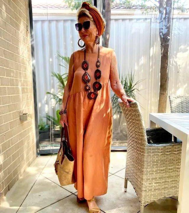 围巾|围巾绑头上是种什么时尚？60多岁老太太教这个居然有四十多万粉丝