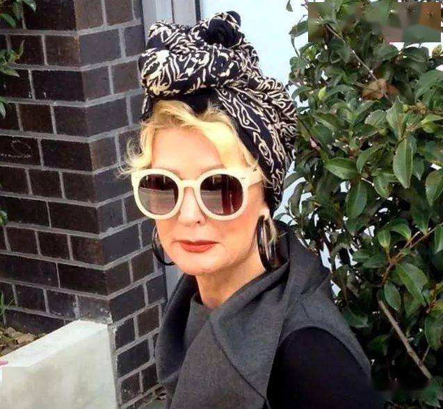 围巾|围巾绑头上是种什么时尚？60多岁老太太教这个居然有四十多万粉丝