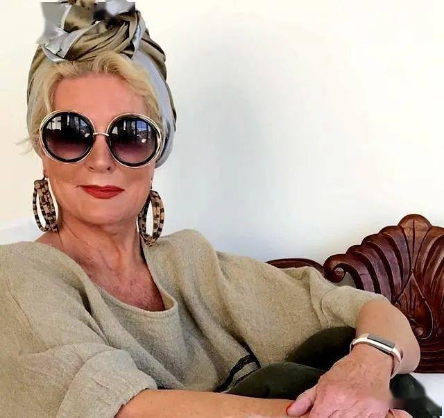 围巾|围巾绑头上是种什么时尚？60多岁老太太教这个居然有四十多万粉丝