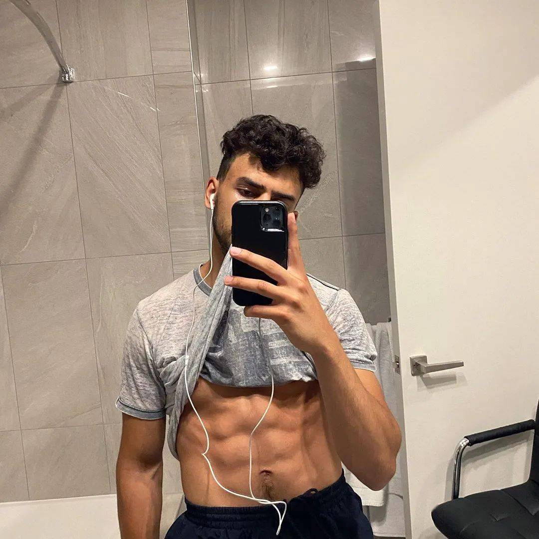 Tiagz|CELINE 请网红拍广告，百万级修图P成标准男模…