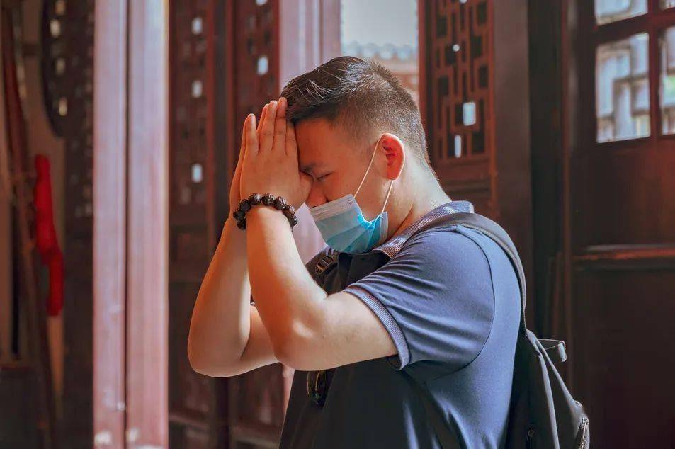 对于佛弟子来说入寺需要遵循一些规矩,而对于前来拜佛的香客我们也建
