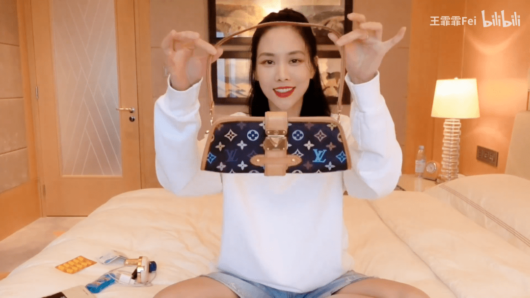 牛仔裤|打败万茜、宁静的王霏霏竟然是个ZARA女孩，想get她的49元同款T！