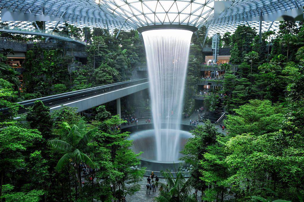 新加坡:星耀樟宜 在花园机场中欣赏全球落差最大室内瀑布