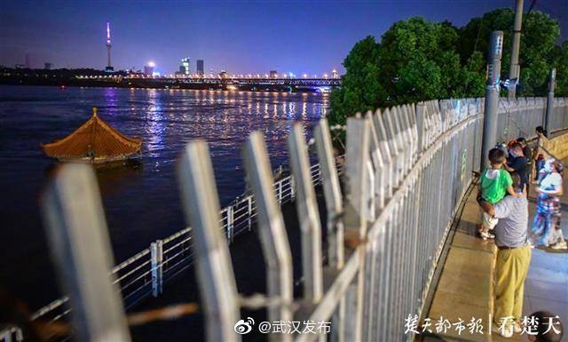 江水中|水位跌至28米以下！黄花矶凉亭亭顶全部露出水面