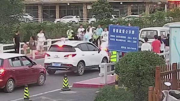 焦作|高温酷暑保平安｜惊险！一女子欲投河轻生，修武民警飞身解救