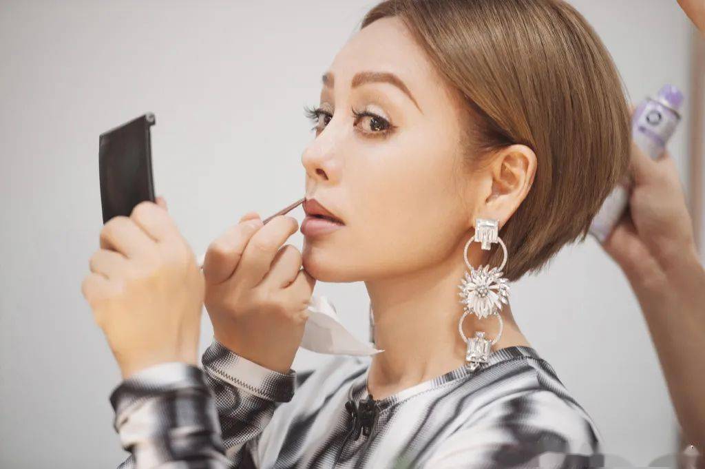 宁静剃掉粗眉变成铅笔眉,原来女生都被韩式平粗眉耽误了颜值 宁静剃掉粗眉变成铅笔眉,原来女生都被韩式平粗眉耽误了颜值