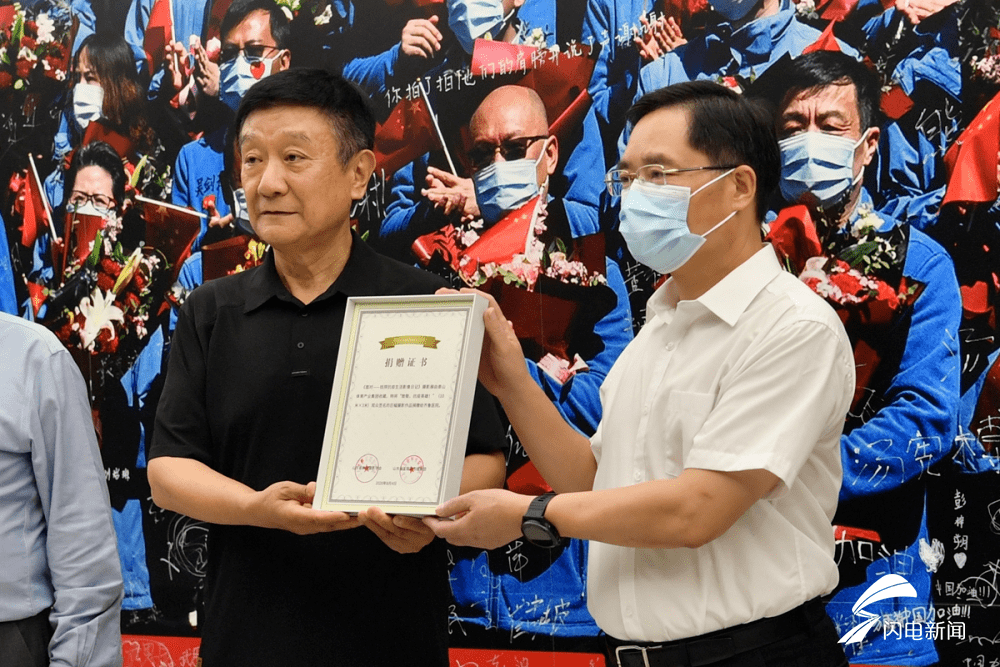 齐鲁|《致敬，抗疫英雄》巨幅照片捐赠山东大学齐鲁医院