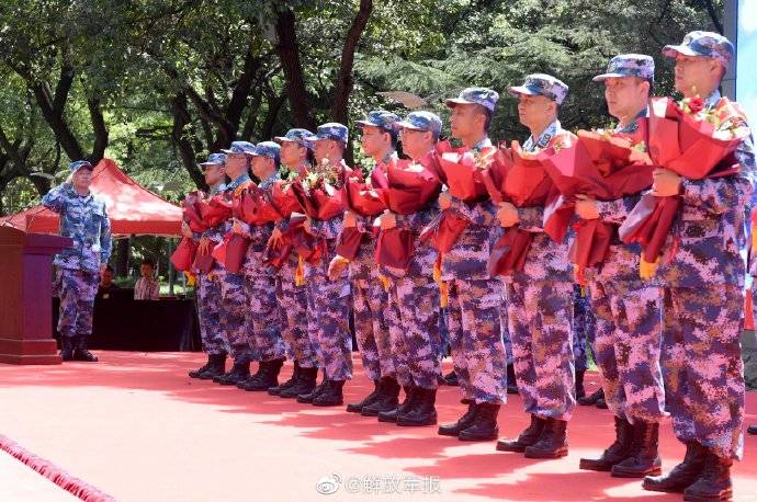 海军|再敬一个军礼！海军28名退役军官告别军旗