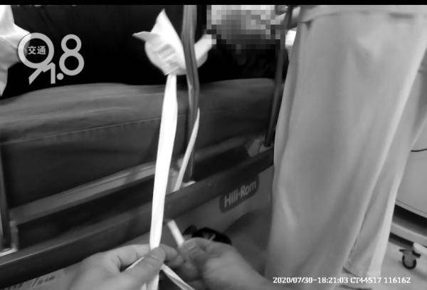 杭州一女子向出警民警说:“对不起,谢谢你”