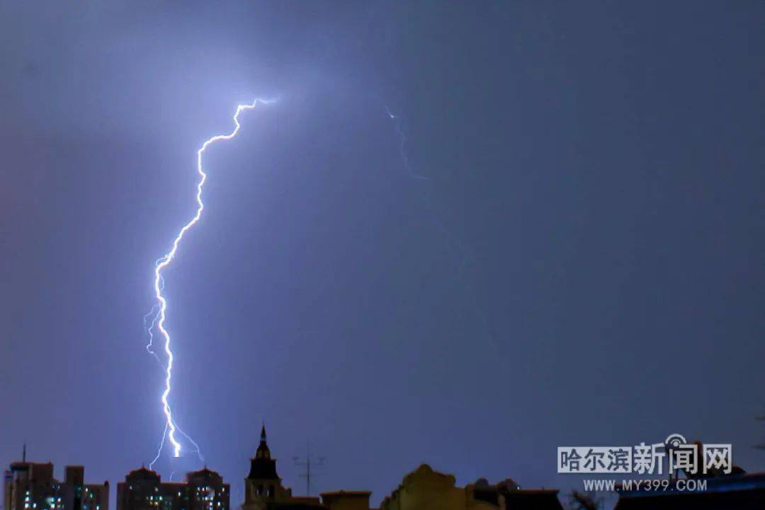 3日凌晨,市民们被雷声惊醒,3日晚间哈市气象台又发布了雷雨大风橙色