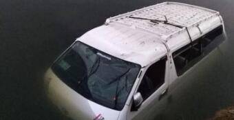 死亡|埃及一小巴冲进运河至8人死亡7人受伤