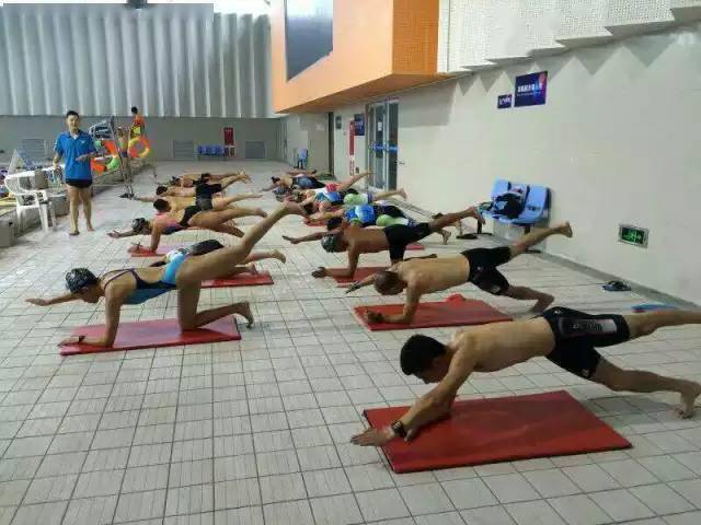 游泳|为时并不晚成年人学游泳