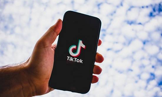 TiKTok|TiKTok深陷困境，它的竞争对手们正砸钱挖人