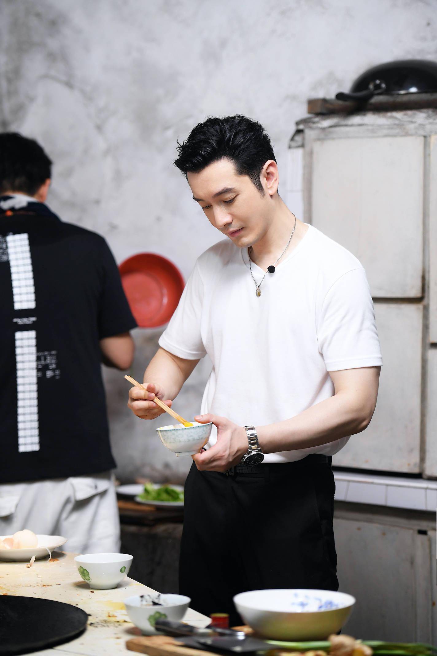 [消息]《我们在行动》第五季“披荆斩棘”的黄晓明下厨烧肉 薇娅手把手教老乡直播