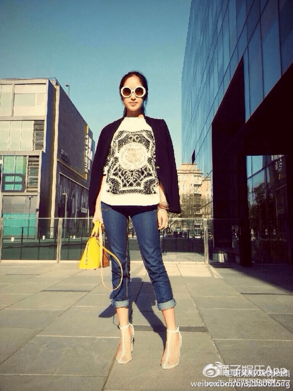 灵光|杨采钰放弃土味脱胎换骨,复古穿搭性感俏皮,迪士尼在逃公主吧?