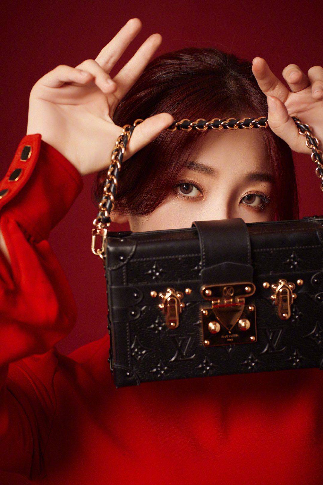 连衣裙|鞠婧祎身着红色连衣裙 出席LV春夏男装大秀