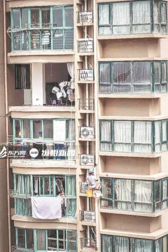 小区|夺命阳台竟是几枚膨胀螺丝撑起