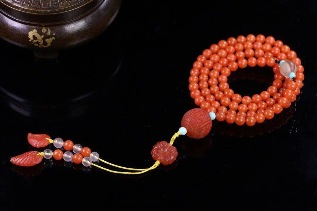 象征|如何戴出手串逼格？这个配饰要选好！