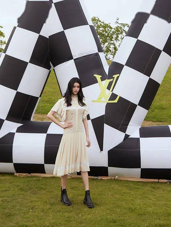 Louis|被Louis Vuitton秀上的吴亦凡感动了,周冬雨改行当店员了?【每周时报】