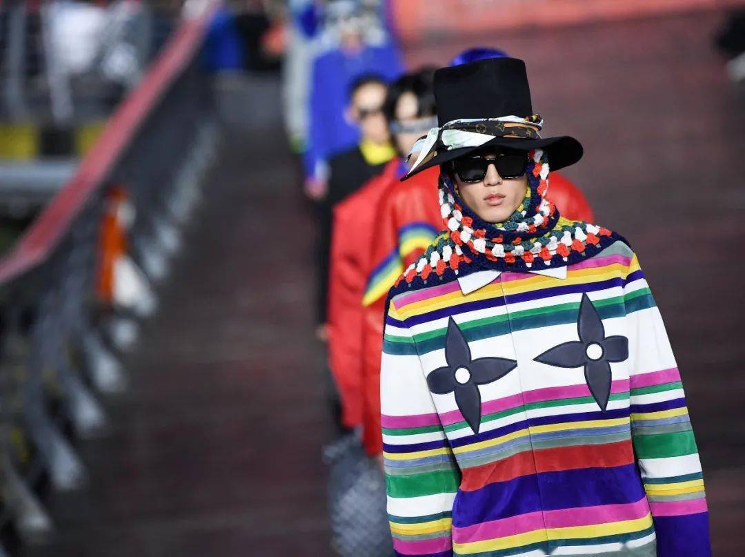 Virgil|声称要把Virgil Abloh告上法庭,即使被质疑抄袭上位,也挡不住“时尚界爆款制造机”的神话?