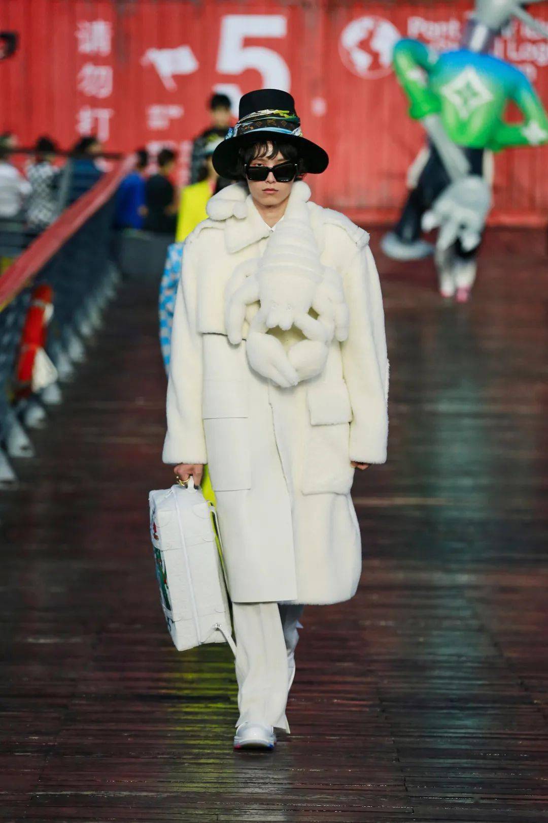 Louis|被Louis Vuitton秀上的吴亦凡感动了,周冬雨改行当店员了?【每周时报】