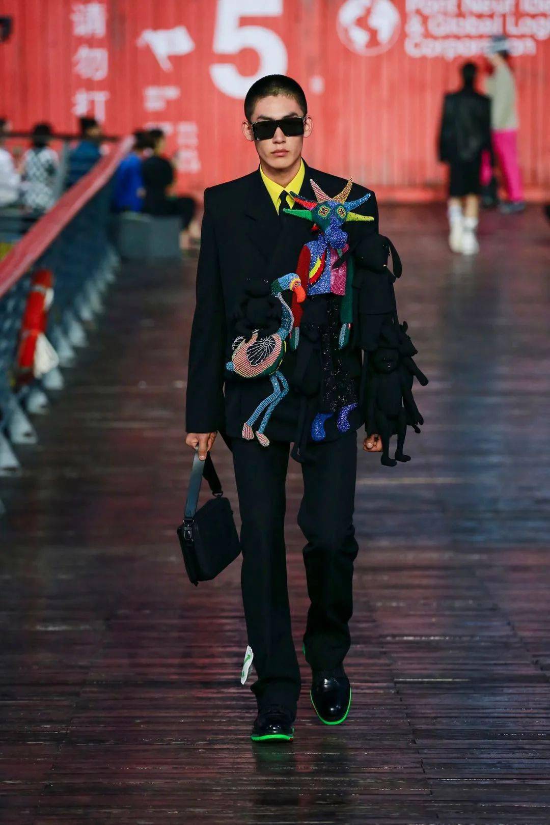 Virgil|声称要把Virgil Abloh告上法庭,即使被质疑抄袭上位,也挡不住“时尚界爆款制造机”的神话?