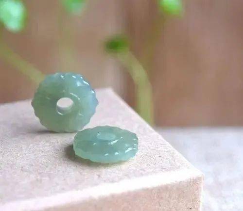 象征|如何戴出手串逼格？这个配饰要选好！