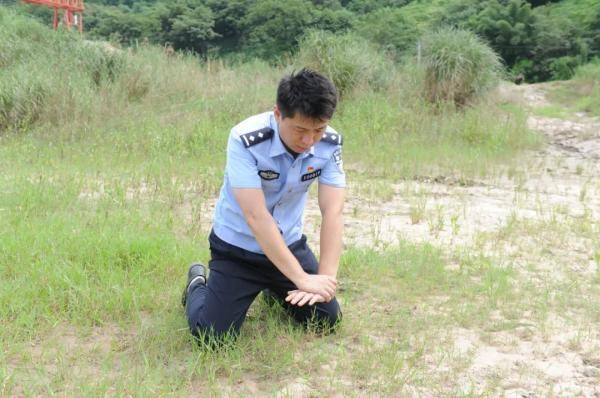 男子|男子溺水命悬一线休班民警20分钟上演生死营救