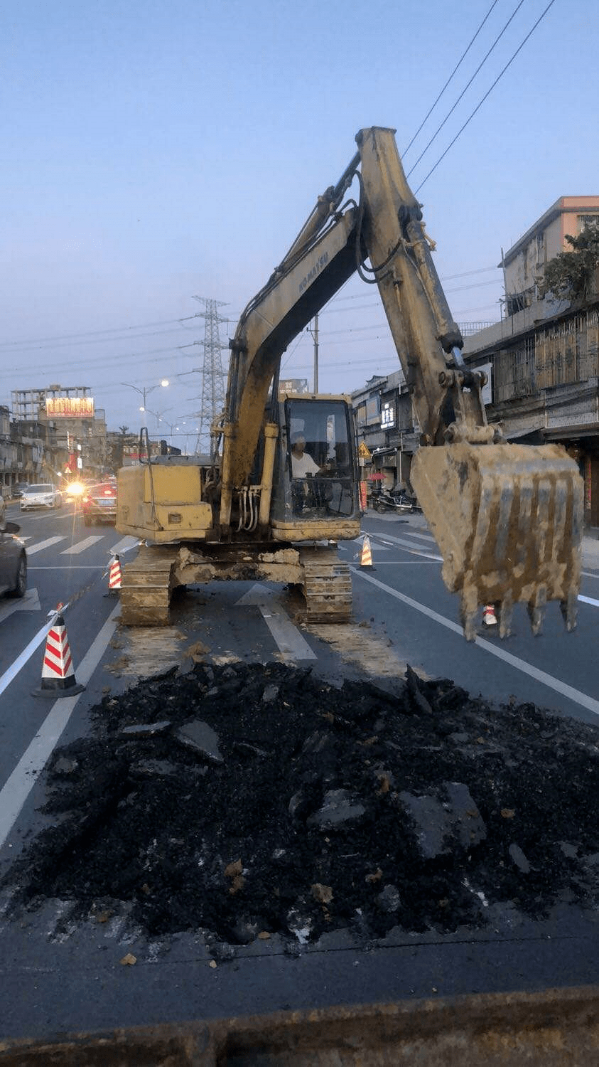 监督|刚施工完成的沥青路面现破损？普宁：立即约谈，不准偷工减料