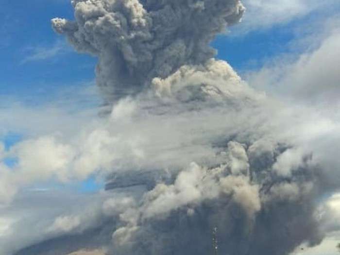 印尼锡纳朋火山10日上午又连续喷发两次