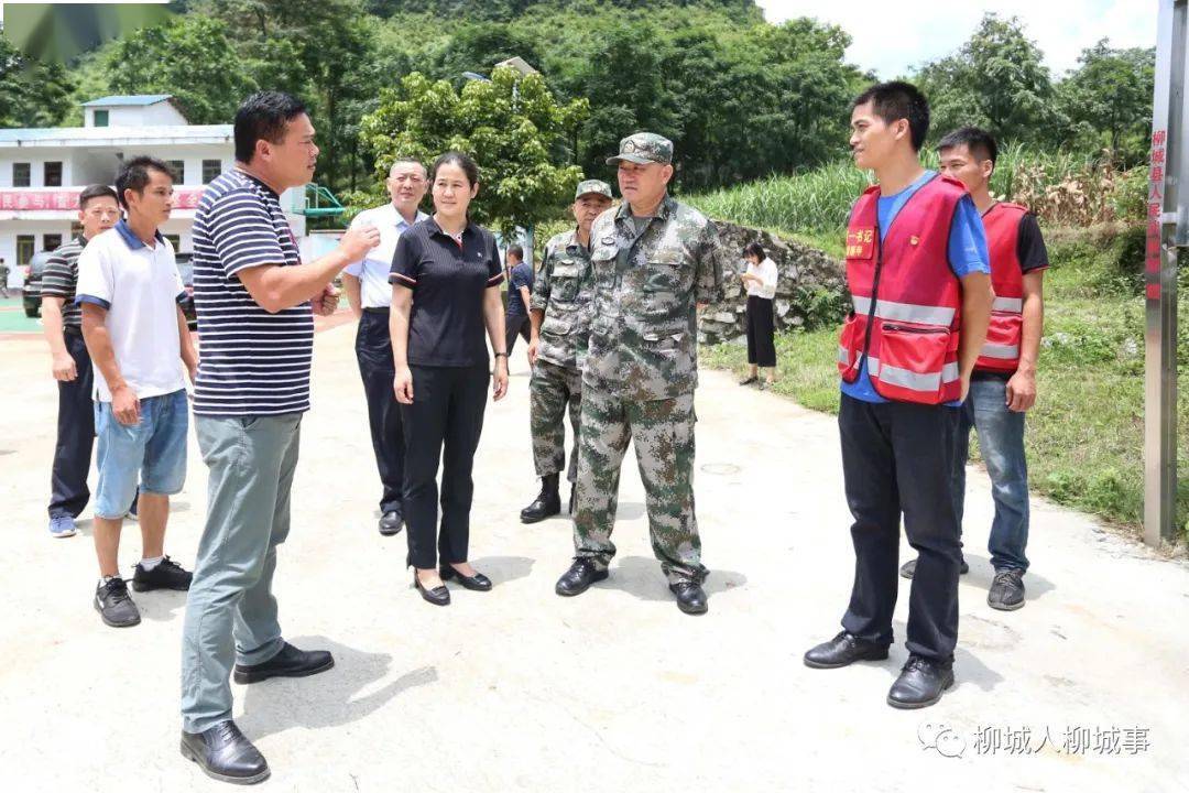 8月8日,自治区党委常委,广西军区司令员何仁学一行到柳城县古砦仫佬族