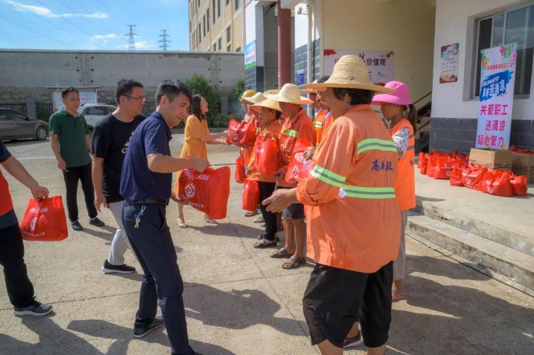 随后,伍恒明一行来到高新区梧桐路垃圾中转站,走访慰