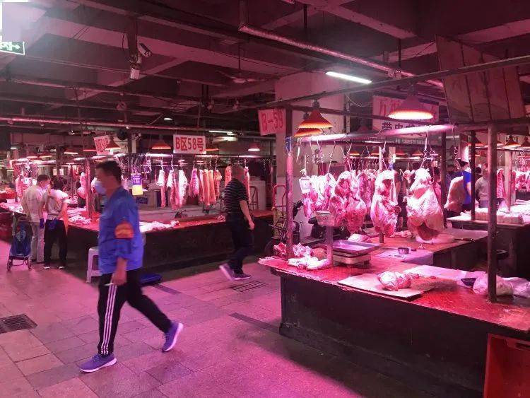 抚顺路批发市场的肉类交易厅