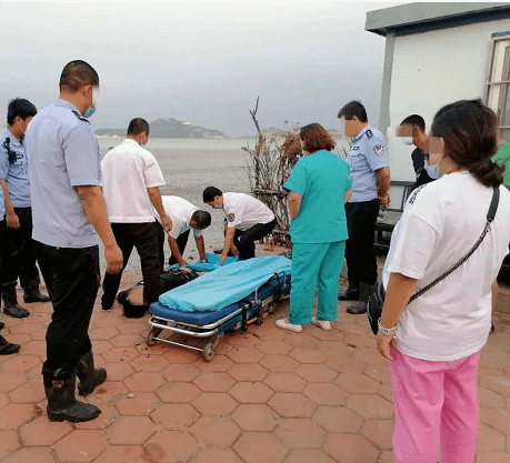 淤泥|“大海我来了，别嫌弃我！”正值涨潮，旅顺小伙躺在海中淤泥里…