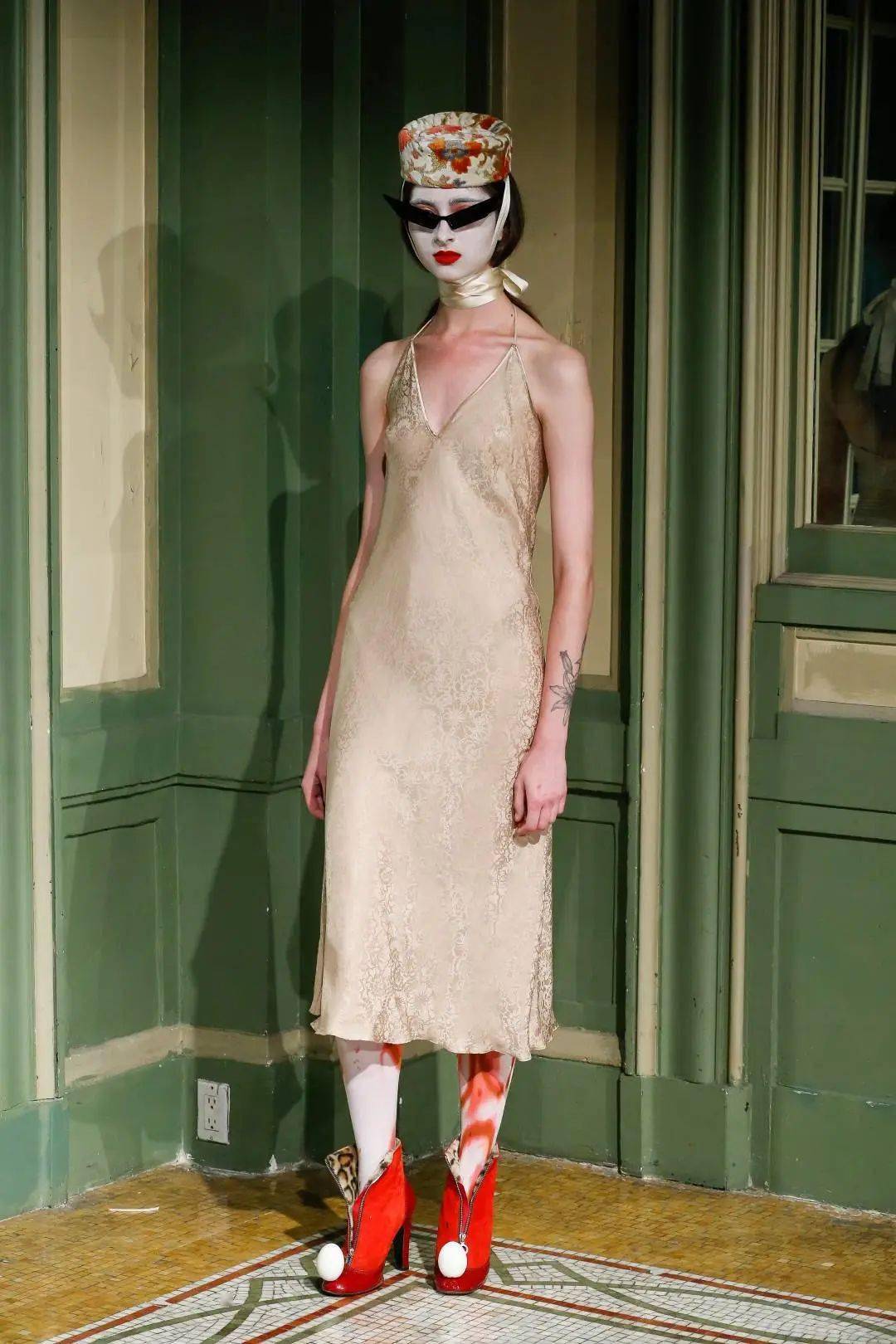 废物|鞋子变花篮，煎蛋做胸衣，他们把“废物”利用玩出了新花样，老改造届设计师了！