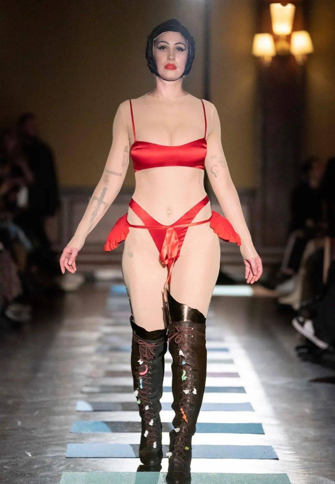 废物|鞋子变花篮，煎蛋做胸衣，他们把“废物”利用玩出了新花样，老改造届设计师了！