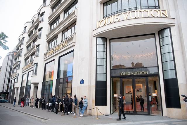 巴菲特|全球富豪榜风云变幻，科技大佬与巴菲特日进斗金