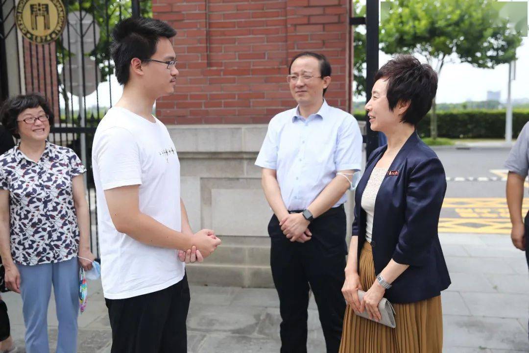 张施杰|复旦党委书记焦扬亲自把0001号录取通知书送给他！为什么？附视频！穿越半个上海