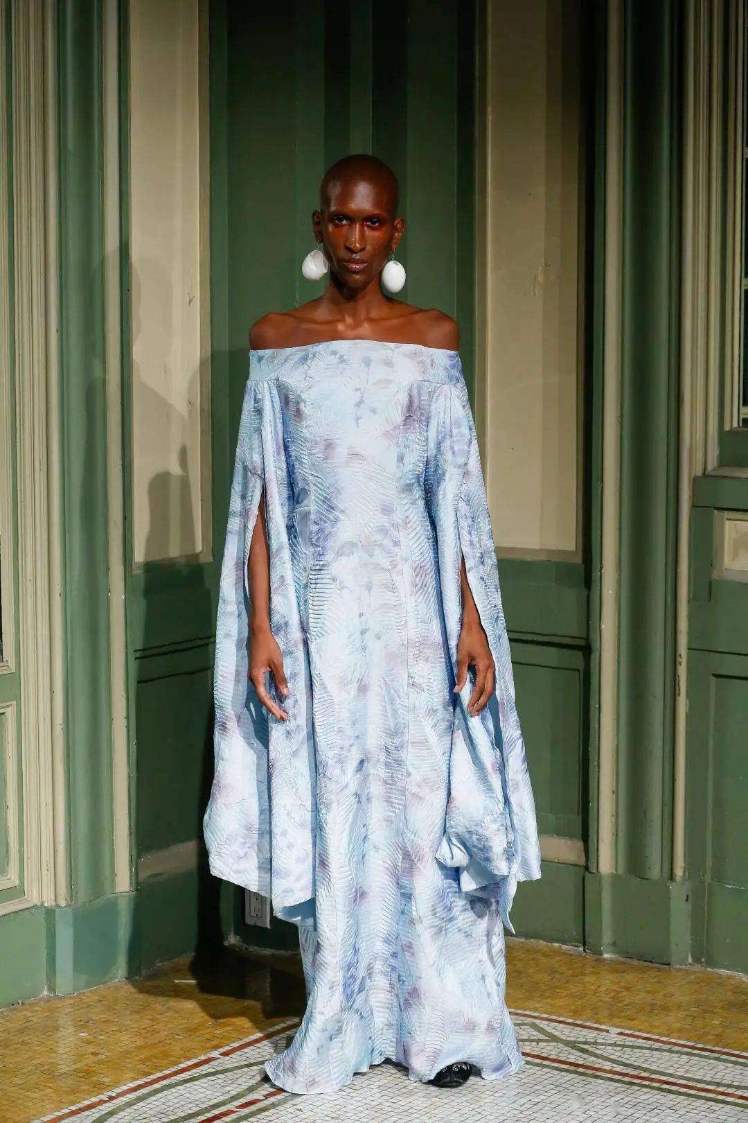 废物|鞋子变花篮，煎蛋做胸衣，他们把“废物”利用玩出了新花样，老改造届设计师了！