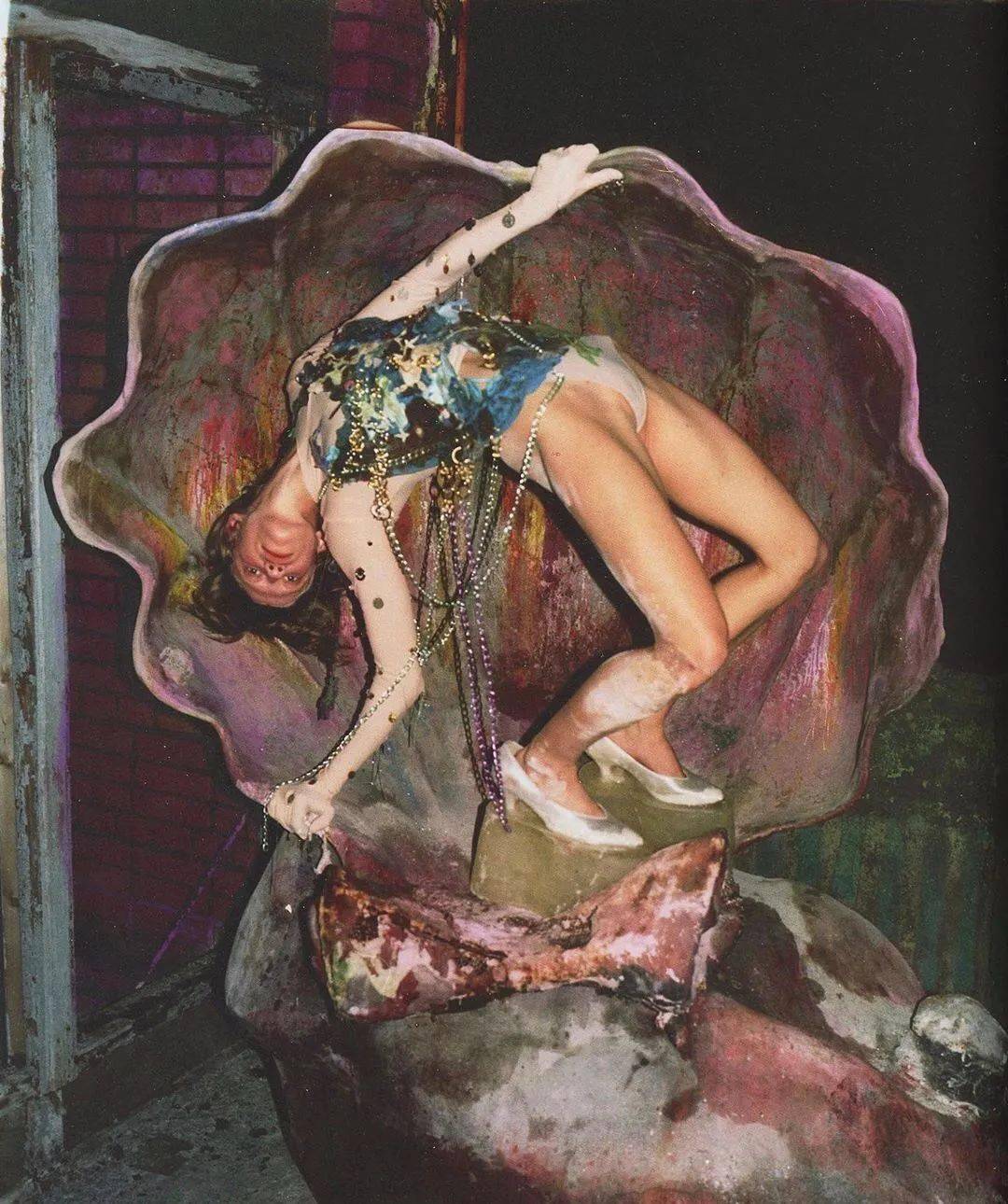 废物|鞋子变花篮，煎蛋做胸衣，他们把“废物”利用玩出了新花样，老改造届设计师了！