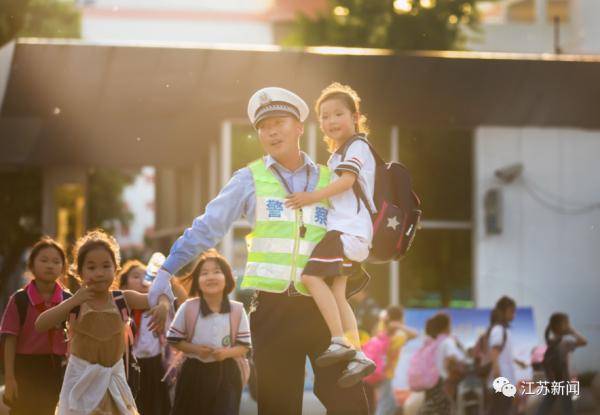 侍东亮|12个班毕业照的“C位”全是他！网友知道身份后怒赞：他值得！