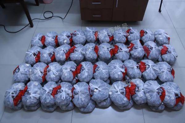 对于银行|“数钱数到手抽筋” 女子家里钱堆成山，足足4吨重！