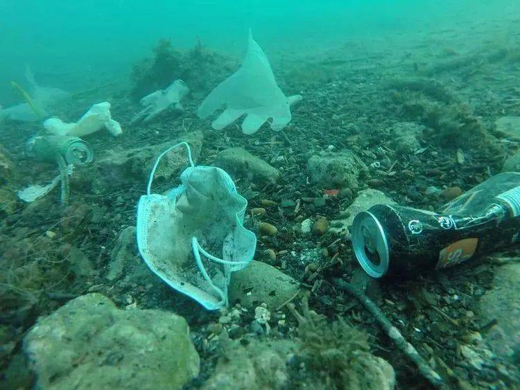 发现新型海洋垃圾,包括口罩,一次性手套等防护用品垃圾.