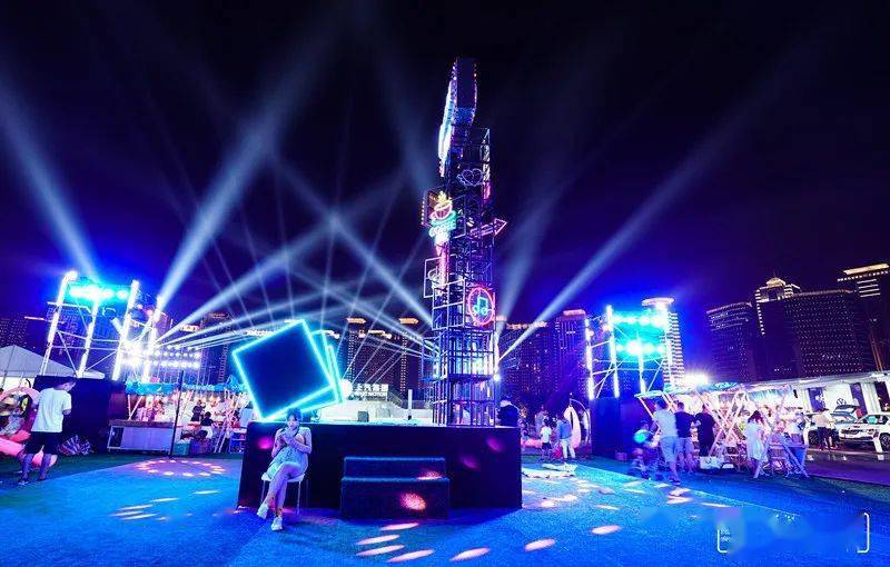 霓虹闪烁 如意湖北岸的cbd文化广场"醉美夜郑州" 活动更是丰富 从模特