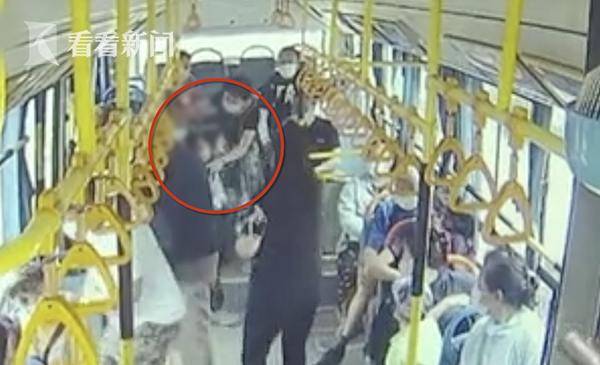 徐彬|男子缠“渗血”纱布乞讨 公交司机一声吼当场拆穿