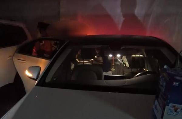 高温|高温天3岁孩子被困车内!消防员果断破窗救人