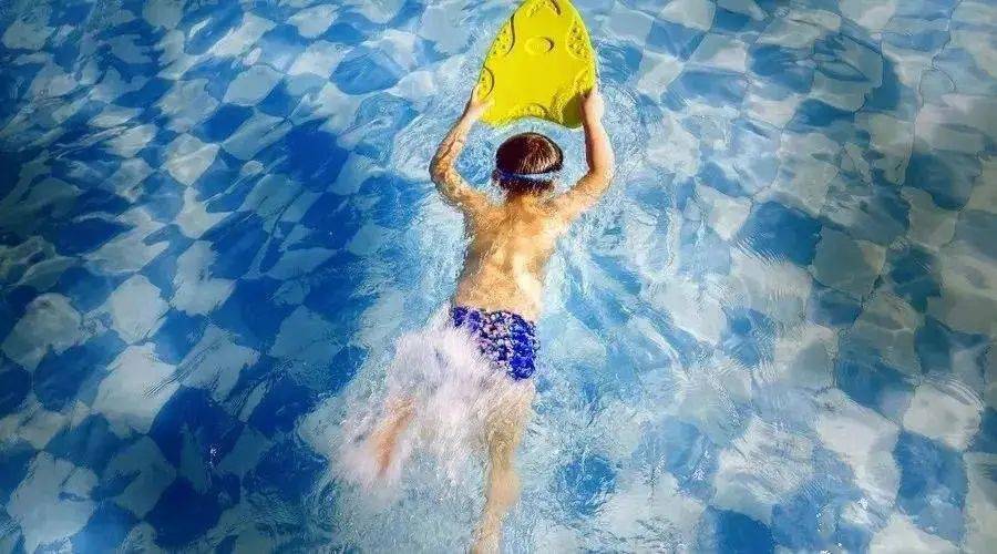 落水|悲剧！自贡一小男孩不幸落水，等捞起来时已经没有了生命体征！（附视频）