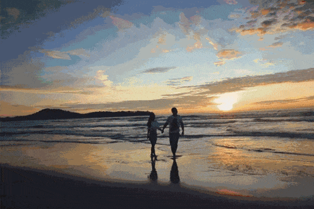 踏着波光粼粼的海浪 与心爱的人一起牵手浪漫海边  海风轻轻吹来,沉醉